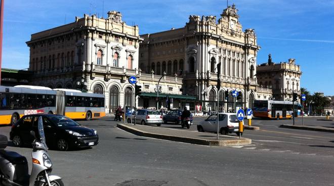 Brignole, in contromano si scontrano con un furgone e poi fuggono a piedi