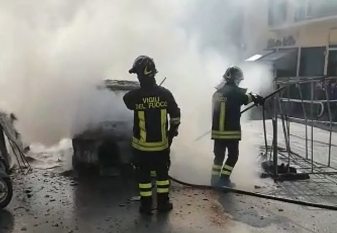 Paura a San Martino, prende fuoco un furgone in via Lagustena