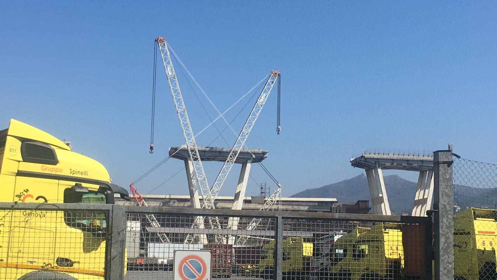 In attesa della prima pietra del nuovo ponte, montate le maxi-gru per la demolizione