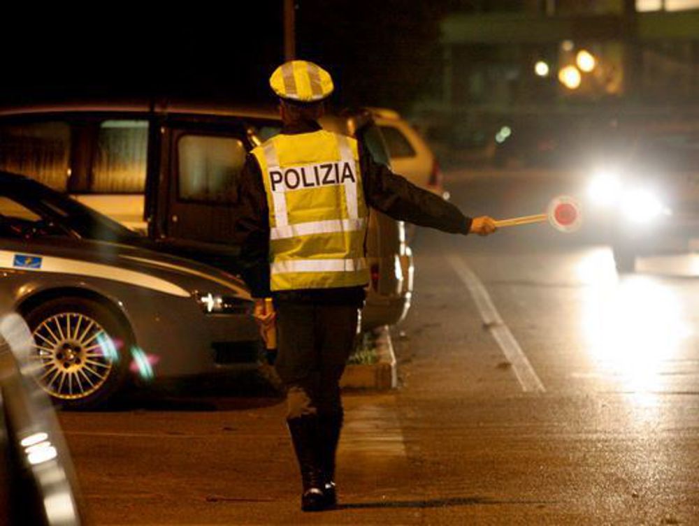 Ubriaco in moto va contromano per evitare vigili, denunciato 33enne