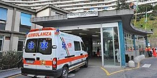 Cade dalla finestra mentre fa le pulizia, morta una donna di 82 anni