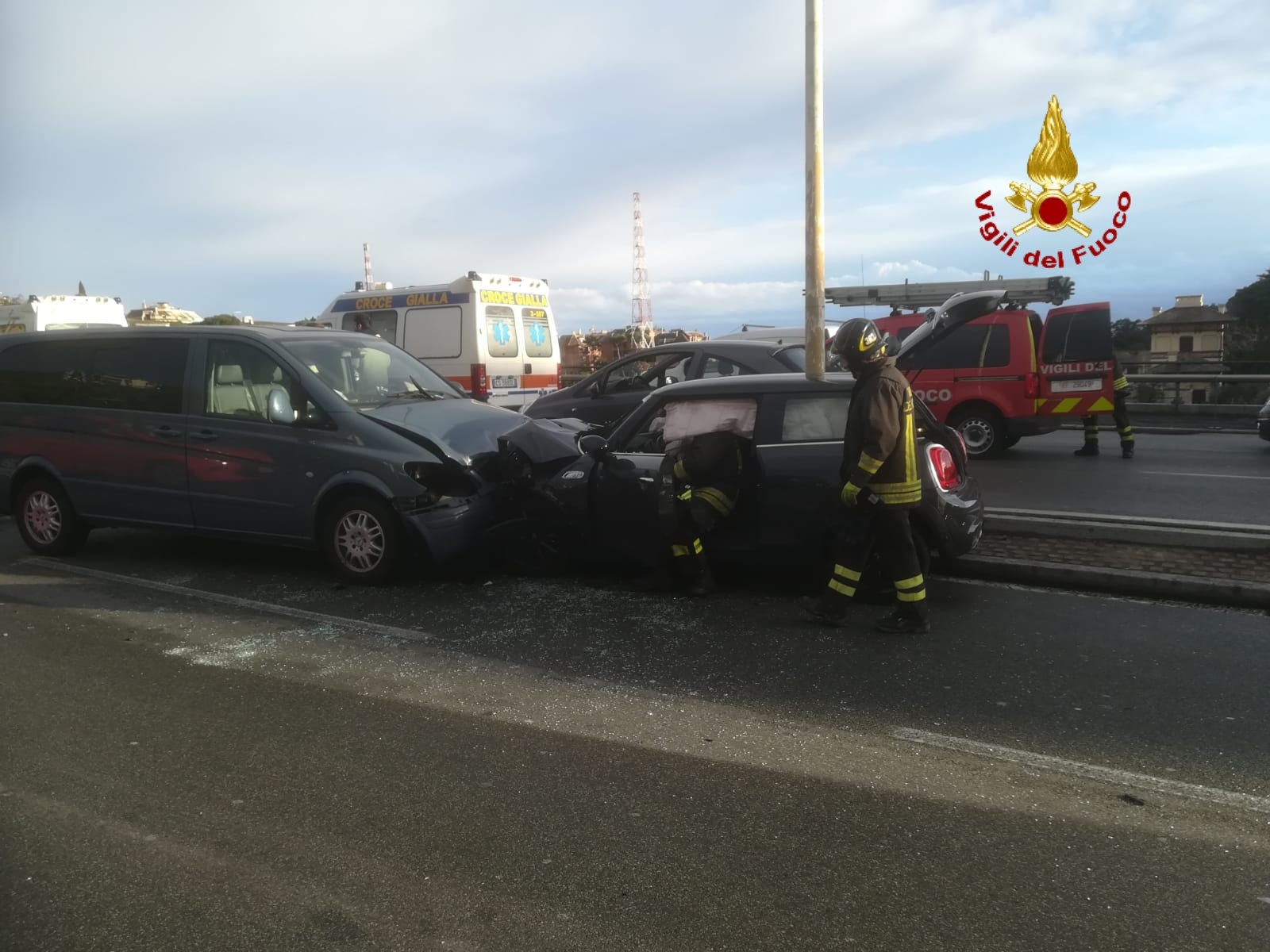 Invade la carreggiata opposta e centra una macchina: incidente in corso Europa