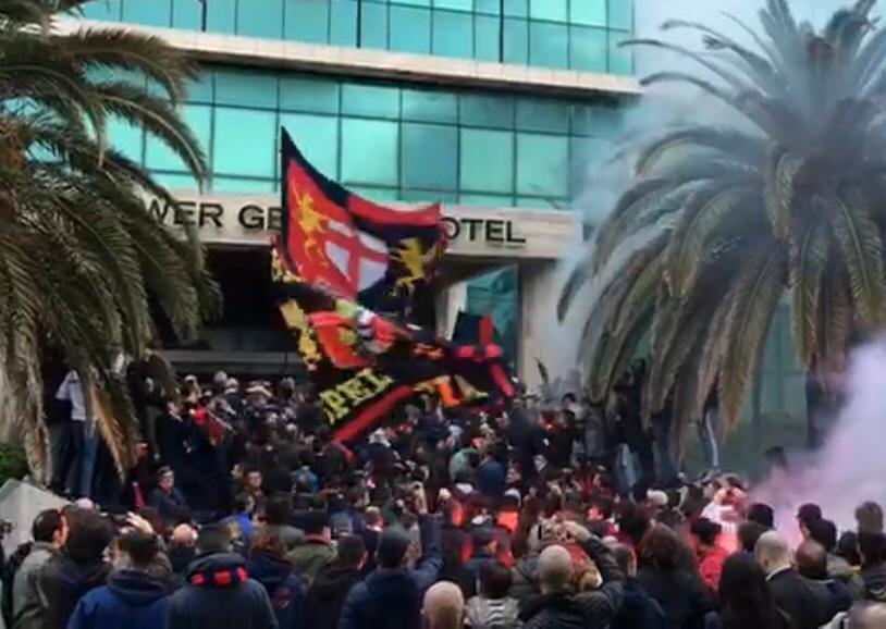 Derby, i tifosi rossoblù parlano alla squadra fuori dall'albergo del ritiro