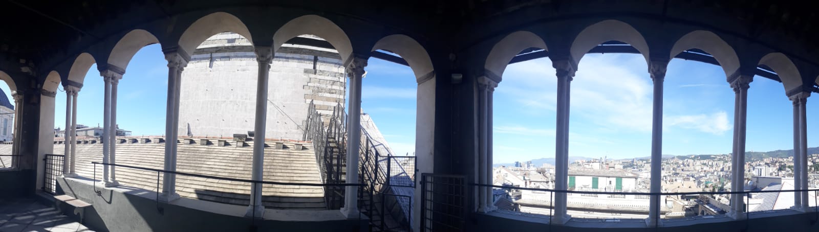 Turisti e genovesi sulle Torri della Cattedrale: una terrazza panoramica nel cuore di Genova