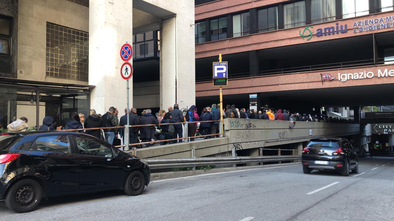 Rottamazione delle cartelle, terzo giorno di coda a Genova ed è ancora più lunga