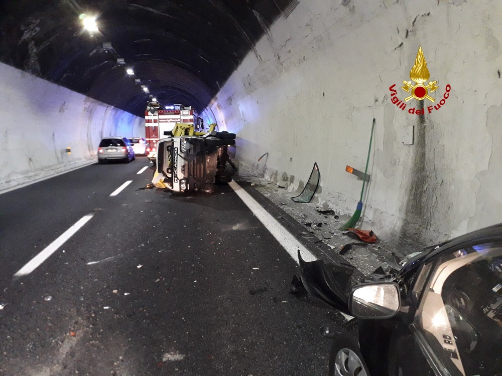 A12, schianto in galleria: conducente resta appeso alla cintura 