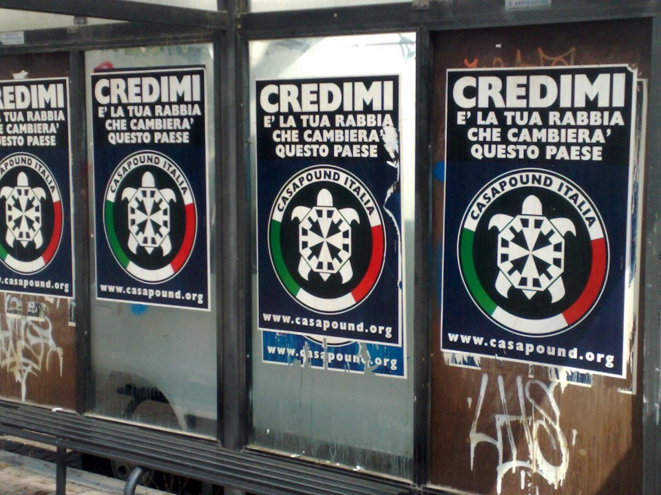 Appendono manifesti abusivamente: fermati 13 esponenti di estrema destra