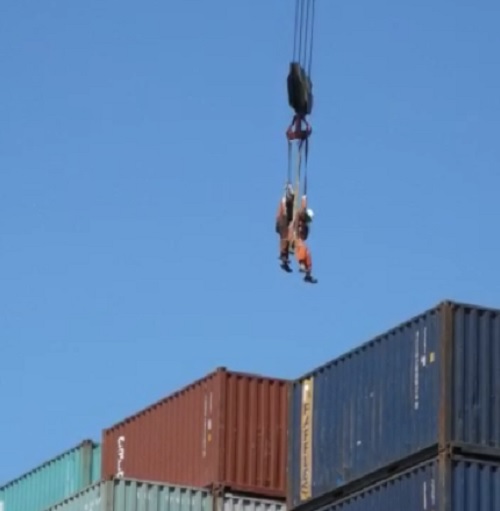 Genova, appesi al gancio di una gru per recuperare il materiale di un container