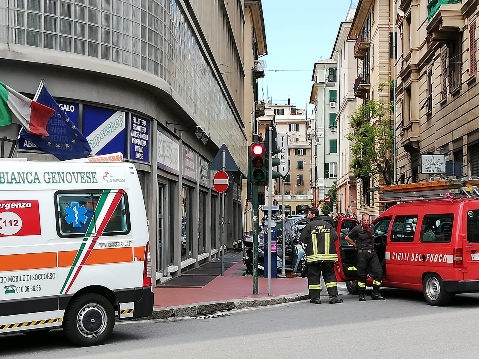 Allarme bomba in centro a Genova, valigetta sospetta fatta brillare 