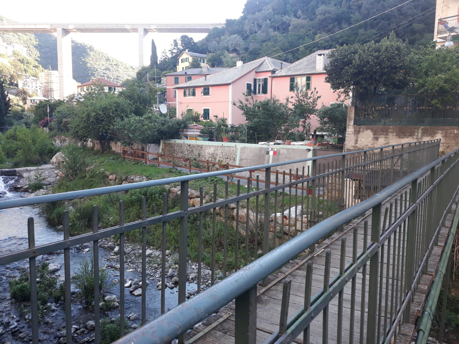 Via del Borgo, l'unico accesso alle case è una passerella nel letto del fiume