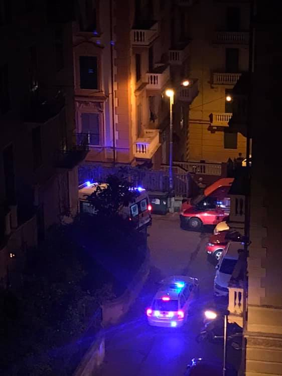 Genova, auto parcheggiate male e l'ambulanza non riesce a passare