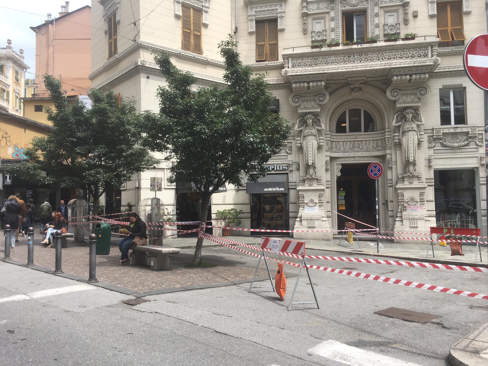 Cadono calcinacci in via XX Settembre, transennato marciapiede