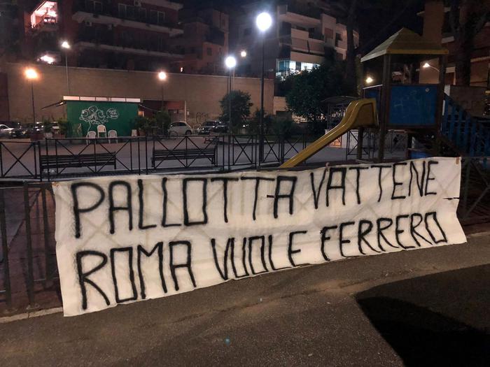 I tifosi della Roma contro Pallotta: 