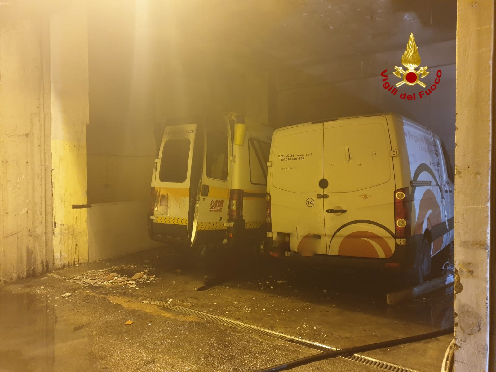 Genova, ambulanza prende fuoco nei parcheggi dell'ospedale San Martino  