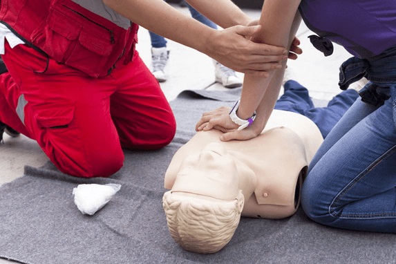 Corsi di primo soccorso nelle scuole della Liguria, coinvolti 9,5mila studenti e oltre 500 docenti 