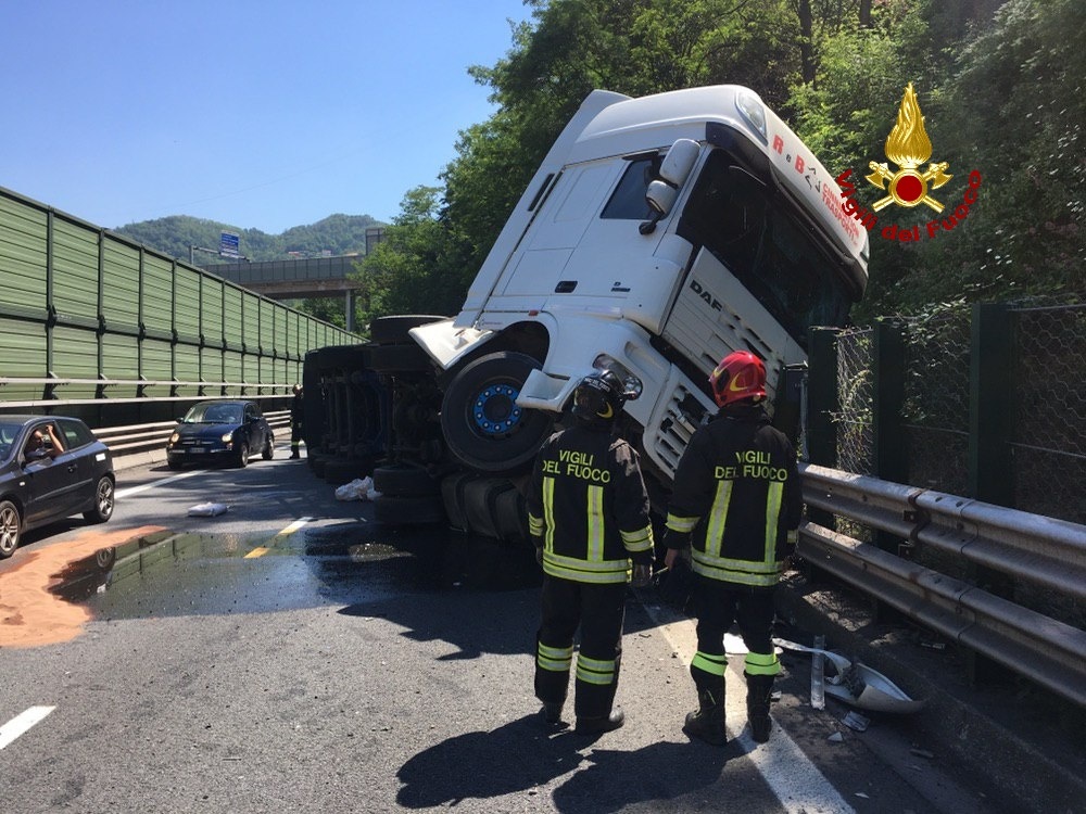 A7, tir si ribalta: code e disagi verso Genova 