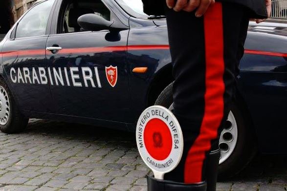 Lite per un parcheggio, aggredisce tre persone con la mazza da baseball