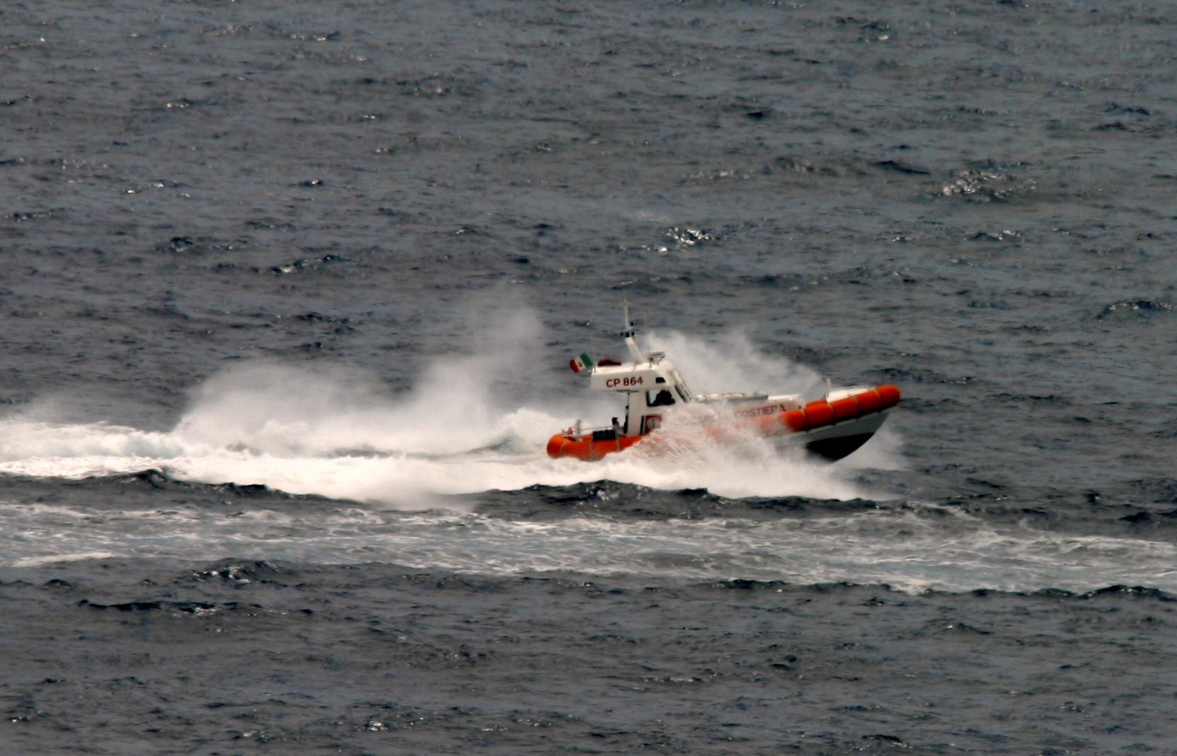 Arresto cardiaco su una barca a vela, salvato dalla guardia costiera