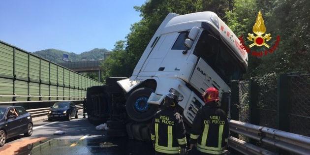 Tir ribaltato in A7, rimosso il mezzo: una corsia chiusa anche di notte