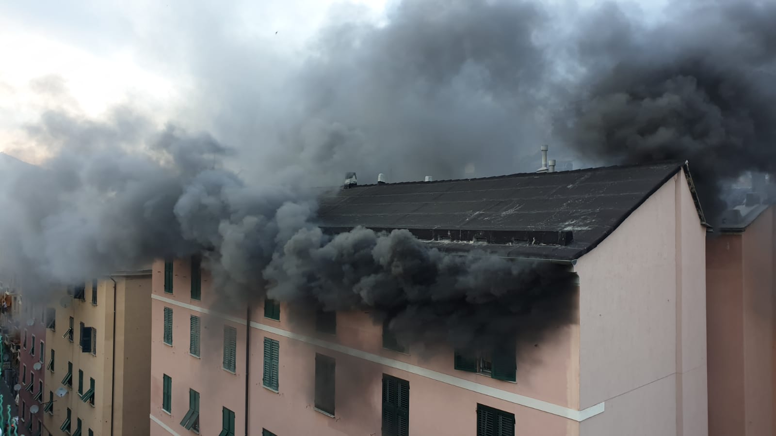 Genova, vasto incendio in casa a Sampierdarena