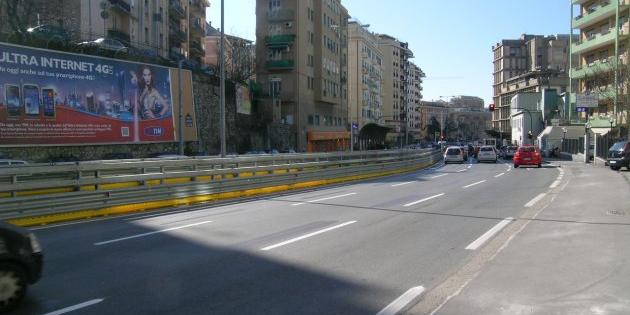 Auto si cappotta in corso Europa: traffico in tilt