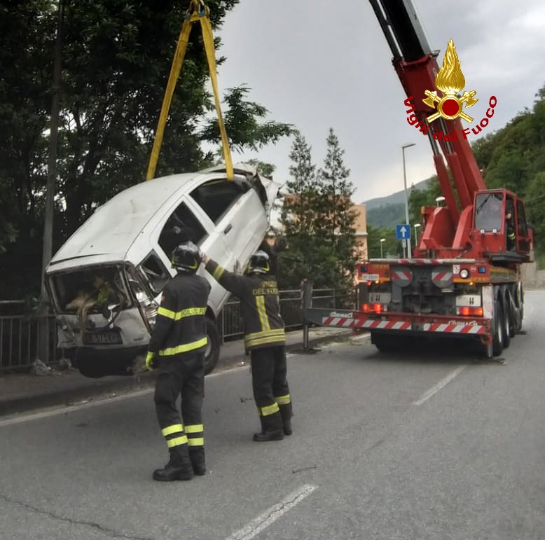 Auto fantasma finisce nel burrone: i soccorritori non trovano nessun passeggero