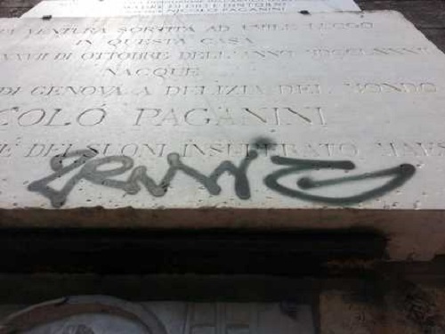 Genova, vandali in azione: imbrattata la lapide dedicata a Niccolò Paganini