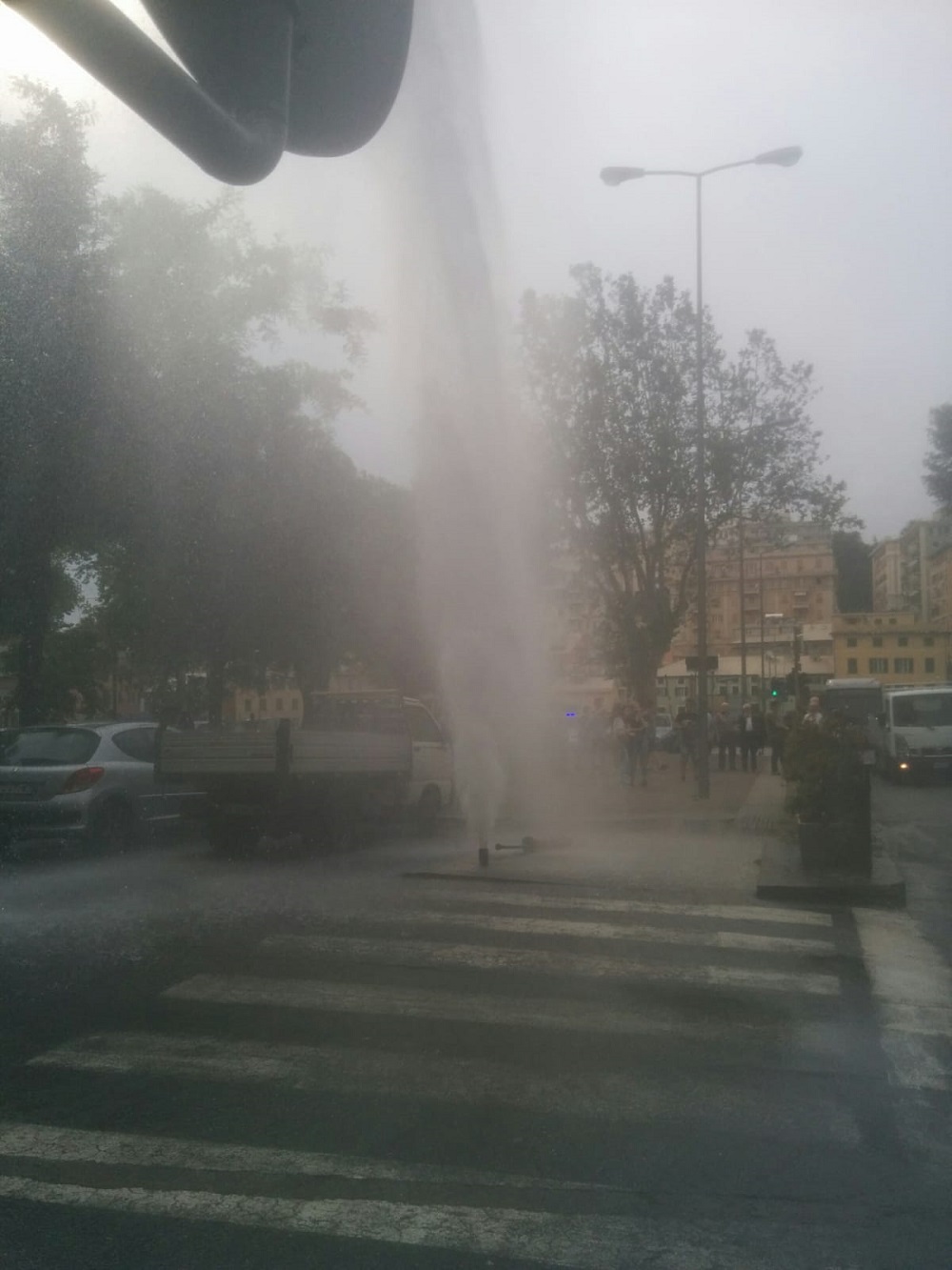 Genova, un geyser in piazza Manzoni, esplode una tubatura dell'acqua 