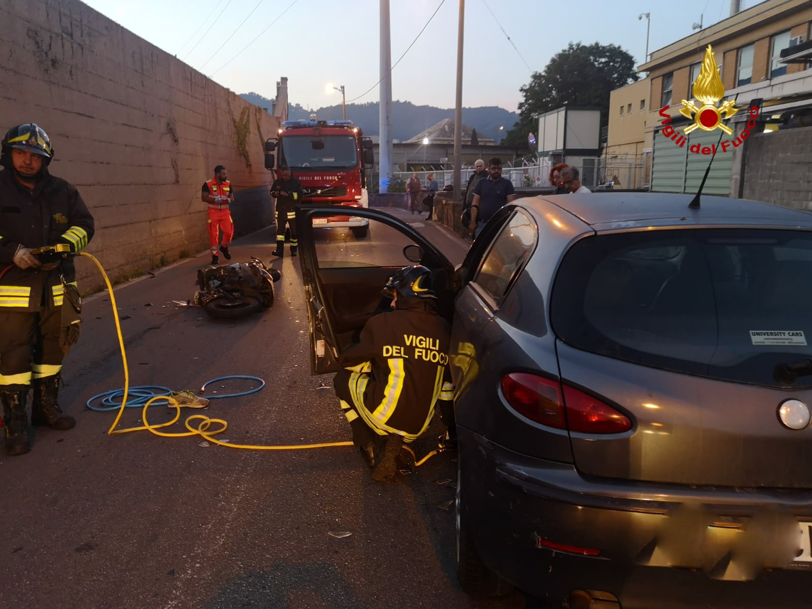 Genova, scooter sotto un'auto a Borzoli: grave un minorenne