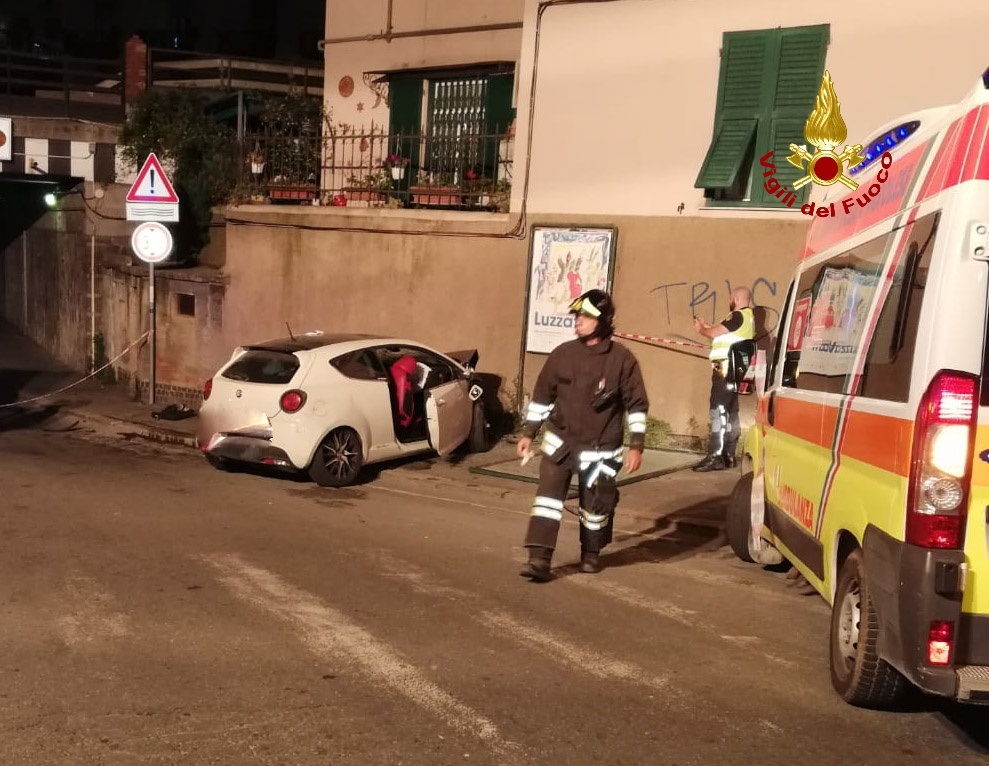 Genova, schianto contro un muro nella notte: quattro feriti, due gravi