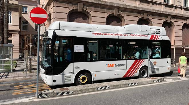 Al San Martino di Genova ecco i due nuovi bus 'green' dell'Amt