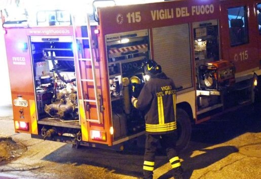 Sanremo, a fuoco un magazzino edile e delle baracche in Valle Armea