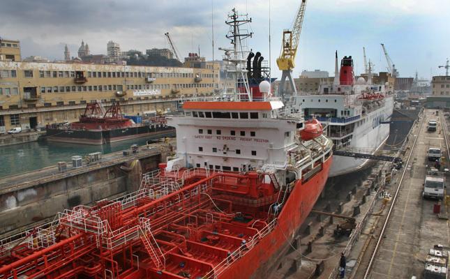 Paura in porto, si inclina un traghetto in riparazione