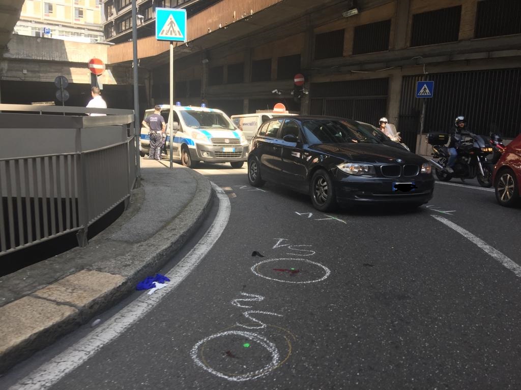 Genova, investita dopo la curva e l'uscita dal tunnel: traffico in tilt alla Casaccie 