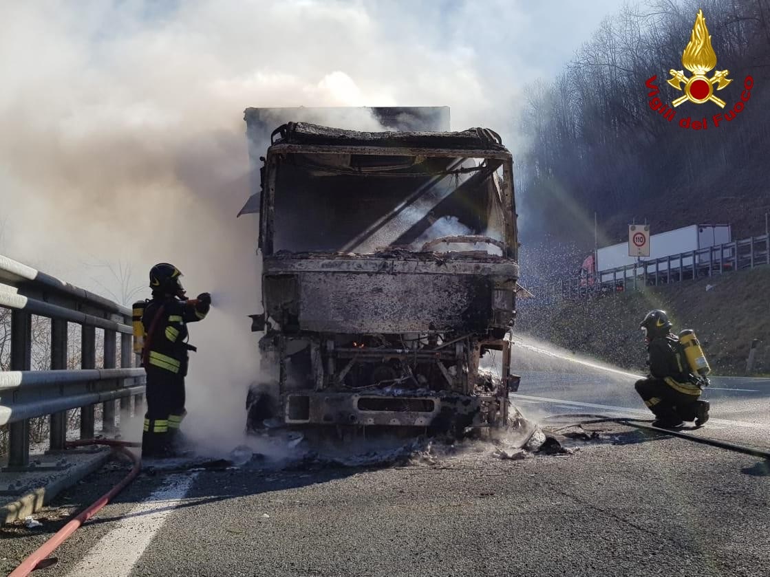 Tir in fiamme sulla A10: coda tra Genova Prà e Pegli in direzione Genova