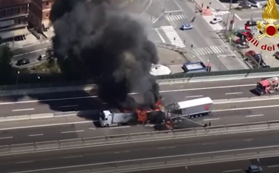 Autostrade pericolose, disastro in A14: scontro tra tir, un morto e feriti