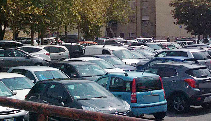 Truffava gli automobilisti nei parcheggi, fermato dalla municipale di Loano