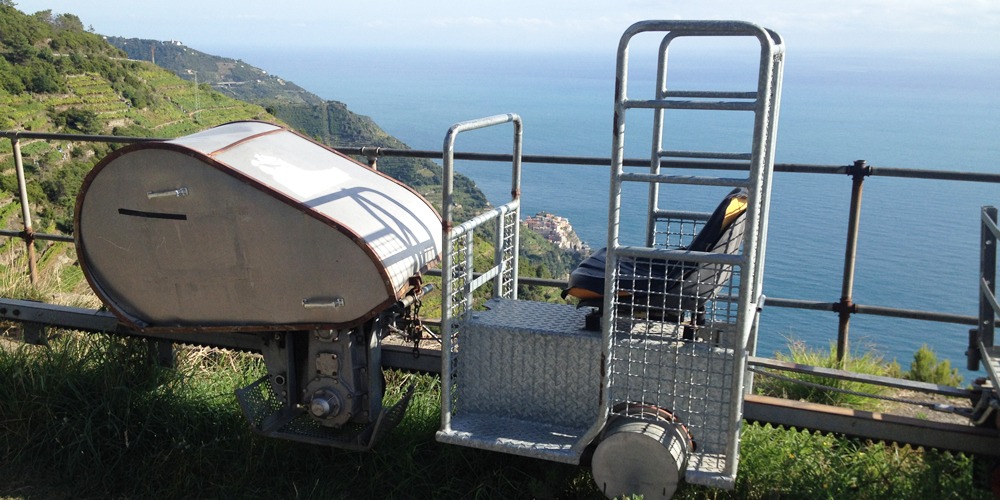 Malore per un anziano a Riomaggiore, salvato dal trenino a cremagliera