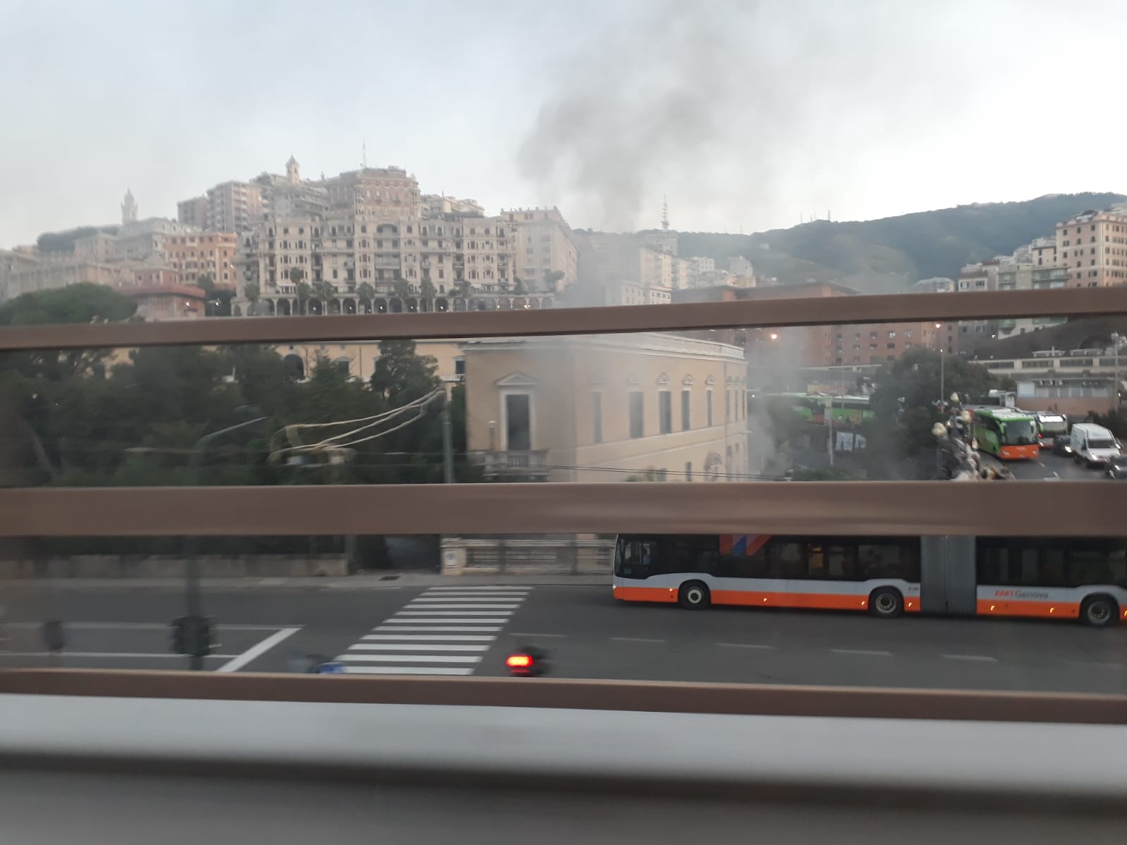 Nube di fumo al Palazzo del Principe, bruciato un cumulo di spazzatura