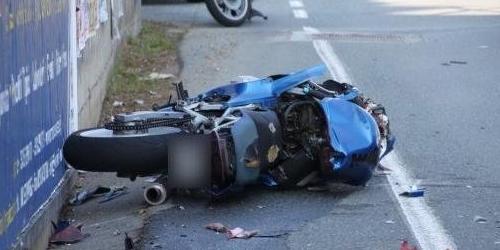 Cade in moto e un poliziotto non riesce a scansarsi, codice rosso al San Martino