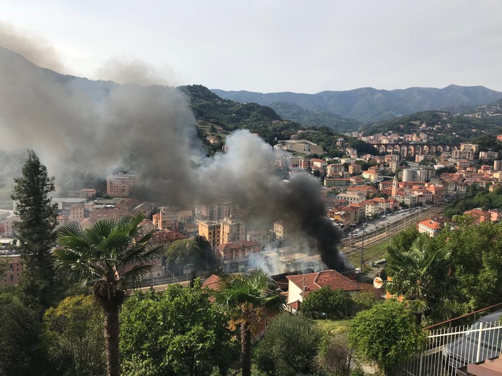 A fuoco un capannone dietro la stazione ferroviaria di Genova Pontedecimo