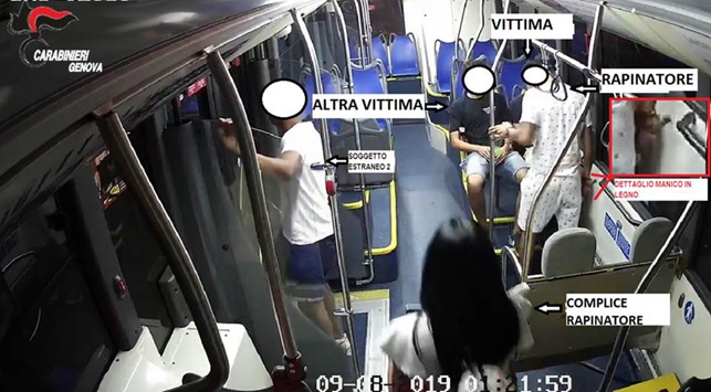 Rapina due giovani sul bus, incastrato dalle telecamere e da un tatuaggio