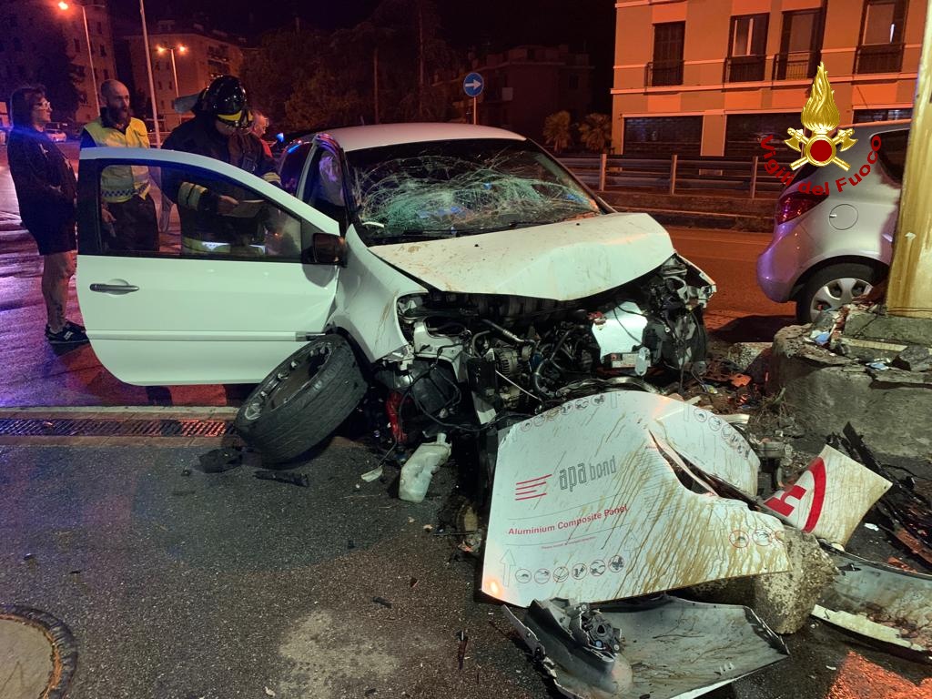 Auto perde il controllo e si schianta sulla aiuola di un benzinaio, feriti il conducente e la passeggera