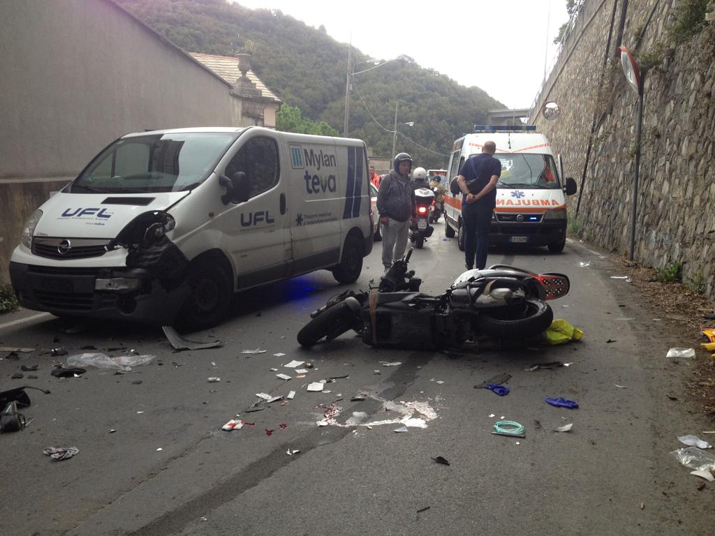 Scontro tra un furgone e uno scooter in via Cadighiara a Genova: un ferito