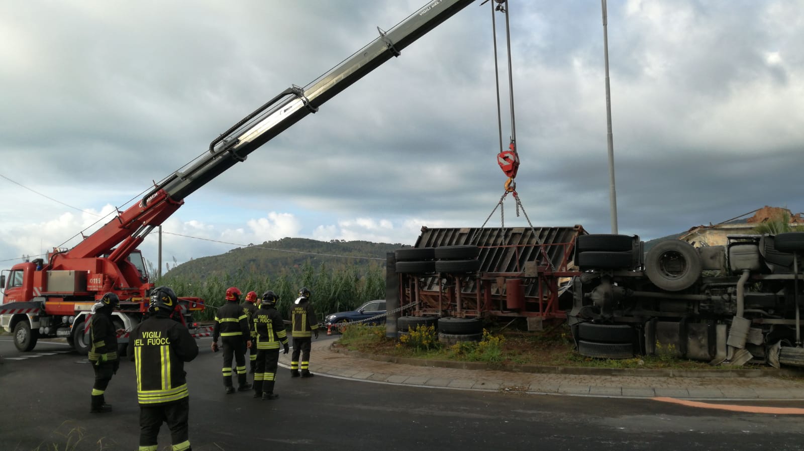 Luni, un camion si ribalta sulla piazzola della rotatoria