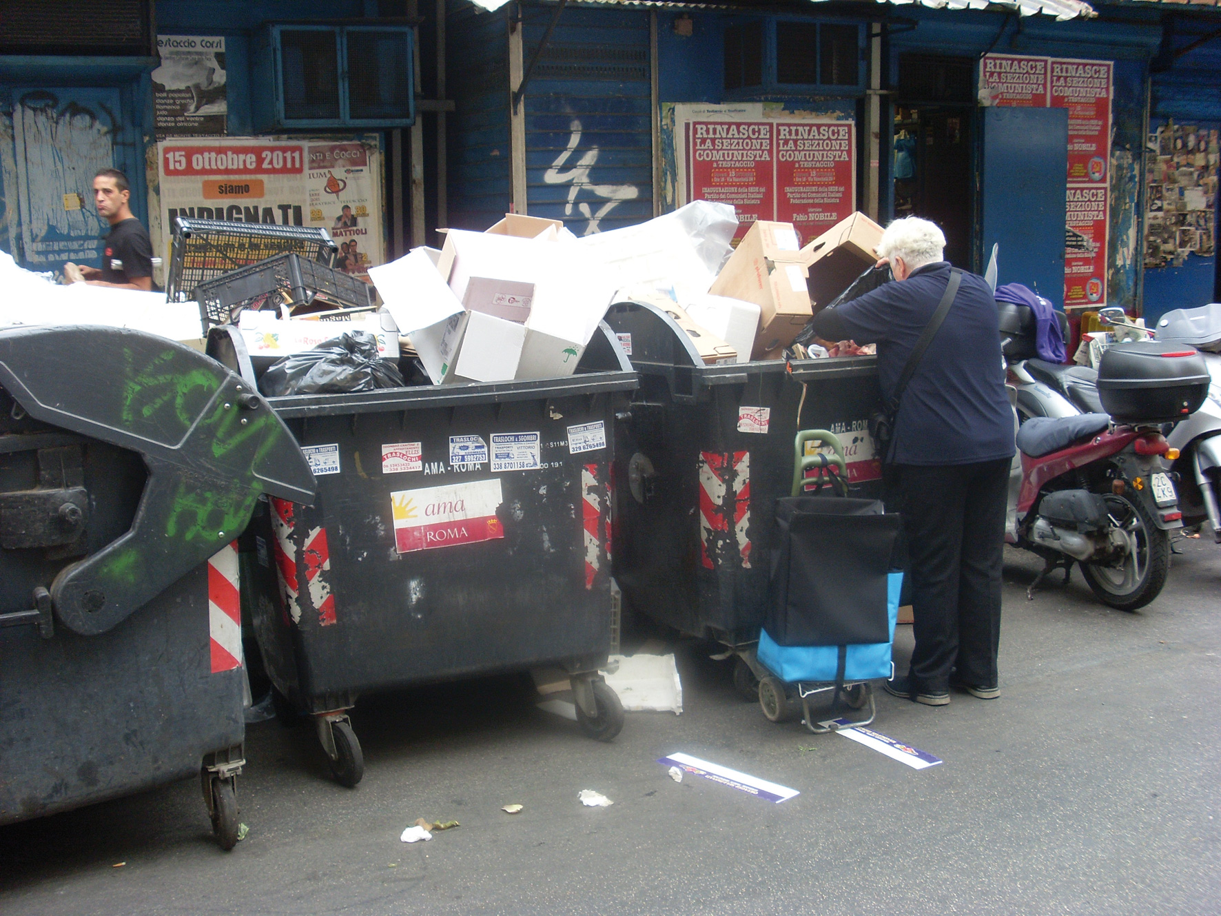 Oltre 200 multe a chi rovista nella 'rumenta' a Genova, solo due pagate