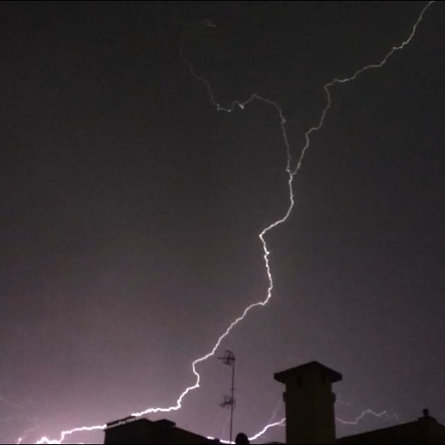 Maltempo in Liguria, fulmine colpisce il campanile della chiesa di Brugnato