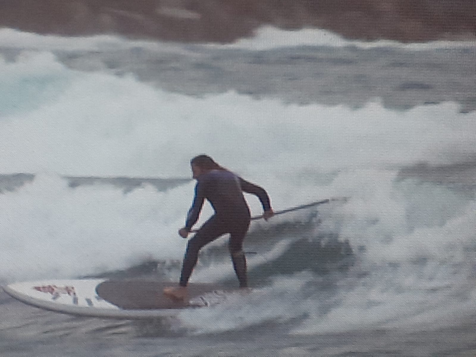 Vanno a fare surf nonostante l'allerta meteo arancione 