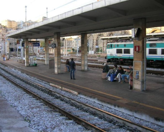 Evade a Rimini, trovato che passeggia lungo i binari a Genova