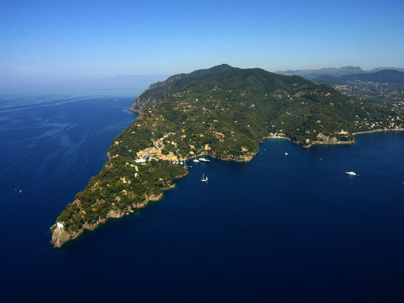 Gettano le ancore nell'area marina protetta di Portofino: denunciati